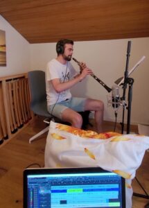 Tobi spielt die Oboe.